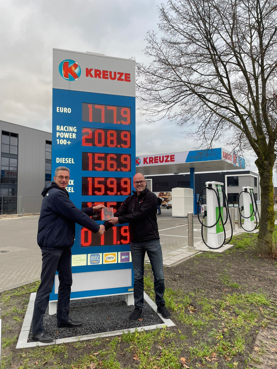 Commercieel directeur Gerald Meijer van Kreuze neemt de Slim Tanken Award in ontvangst van Marcel Brouwer, marketing manager van MultiTankcard. 